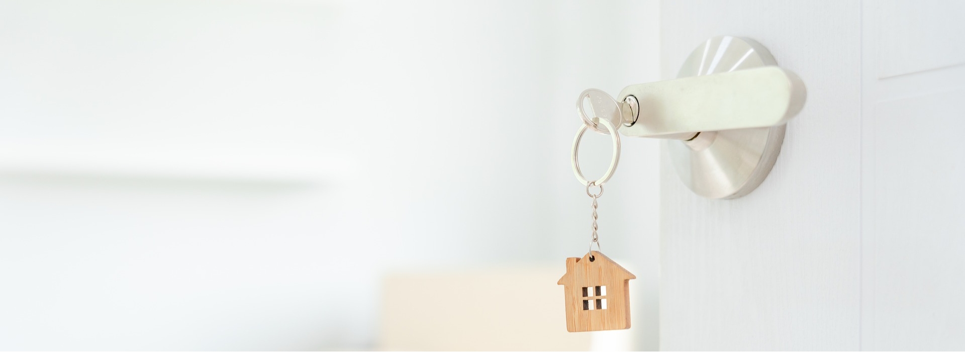 Die erste eigene Wohnung ist eine Herausforderung, die mit verschiedenen Entscheidungen und Überlegungen einhergeht.